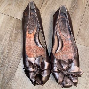 Born Metallic Leather Flats Ballet Flat / Floral size 6